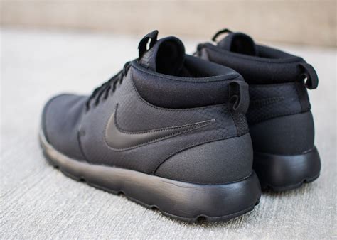 all black sneakers nike.